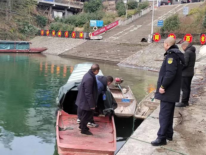 春運第一天，芷江水運事務中心執(zhí)法人員去碧涌大垅進行安全巡查，確保水上交通安全！ (4)
